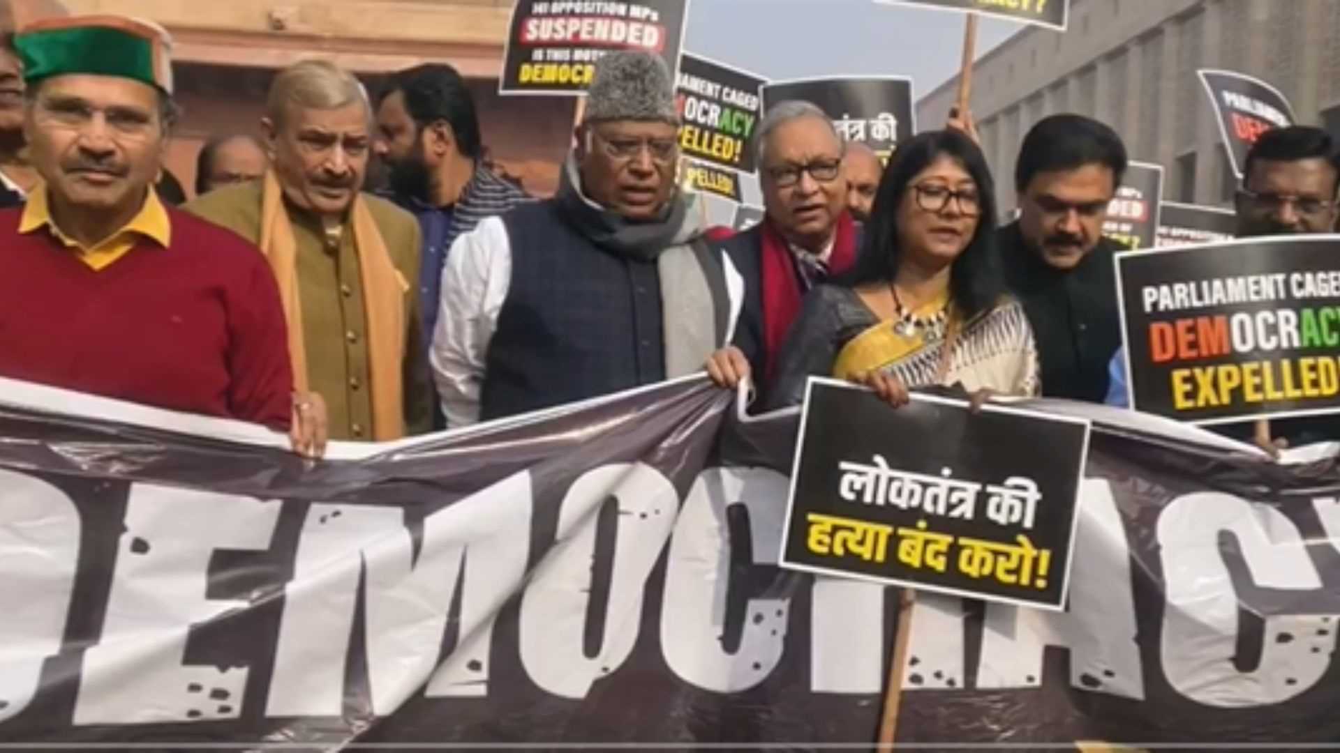 सांसदों के निलंबन के खिलाफ इंडिया गठबंधन का जंतर मंतर पर प्रदर्शन